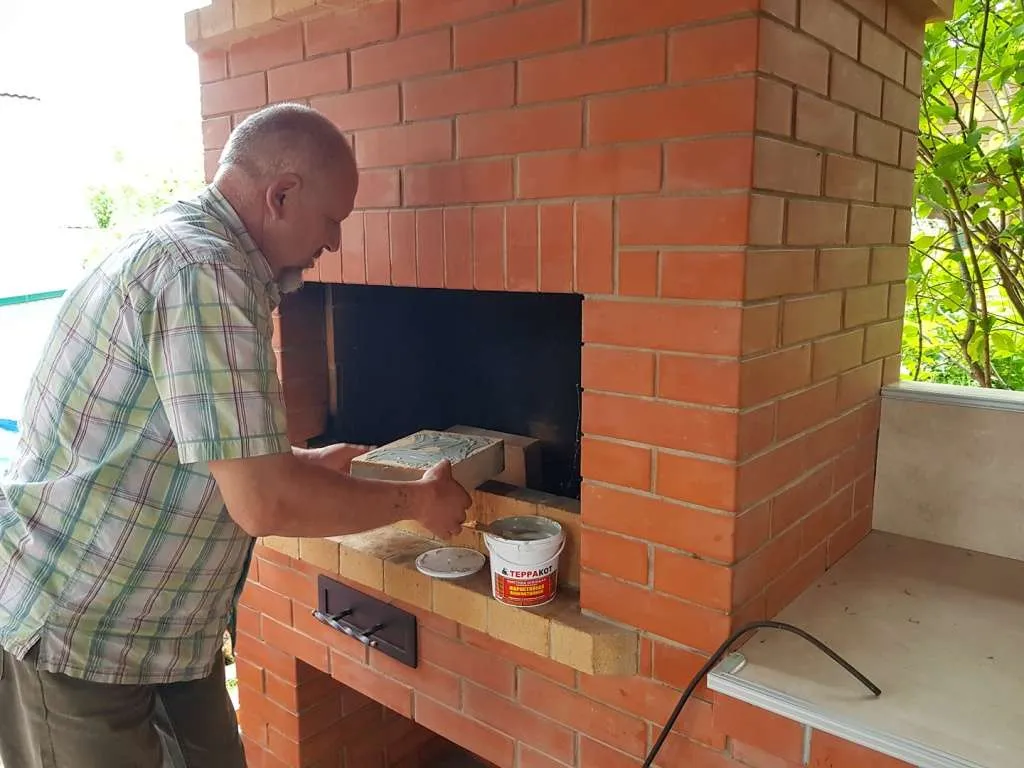 Печник кладет кирпич Печник кладет кирпич